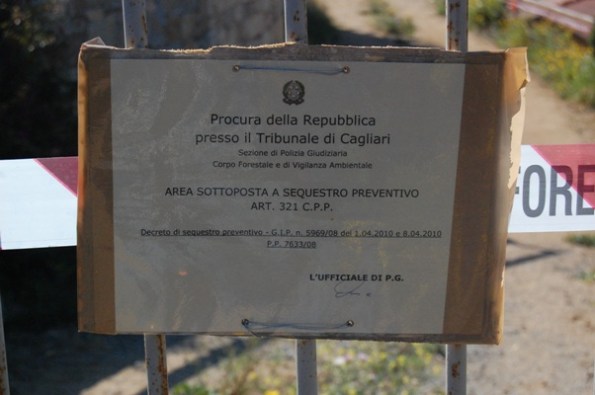 Domus de Maria, Chia, cartello di sequestro preventivo