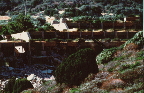 Teulada, demolizione parte abusiva Baia delle Ginestre (2001)
