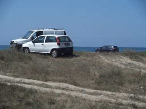 Oristano, Torregrande, auto in sosta sulle dune