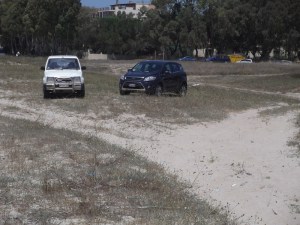 Oristano, Torregrande, auto in sosta sulle dune