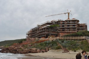 Carloforte, La Caletta, eco-mostro in costruzione