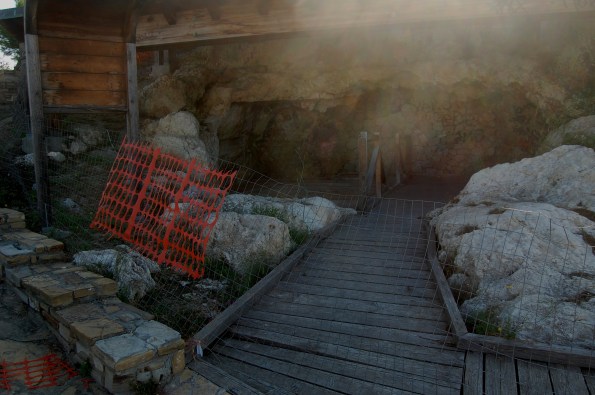 Cagliari, Bonaria, parco pubblico, tomba in condizioni di degrado, chiusa