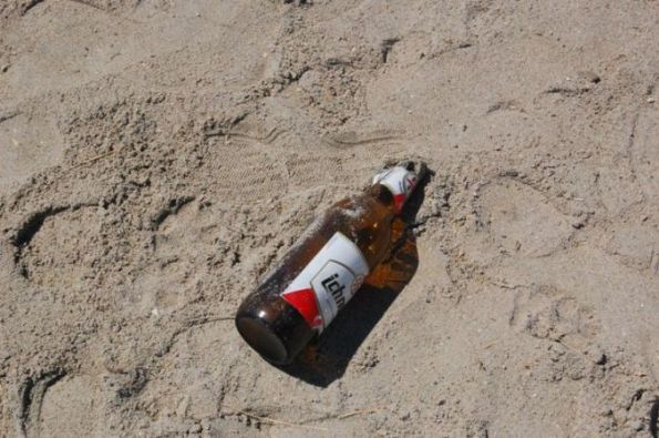 Cagliari, spiaggia del Poetto, testimonianze della "civiltà"