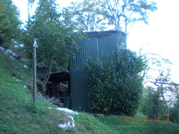 Valdagno, Contrada Zovo di Novale, struttura in lamiera e legno a fini venatori