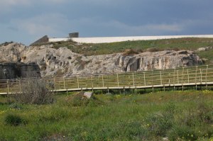 Cagliari, Tuvixeddu, passerella del parco archeologico arruginita