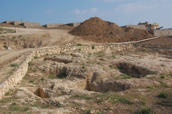 Cagliari, Tuvixeddu, area archeologica, "gabbionate" incombenti sulle tombe (oggetto di procedimento penale)