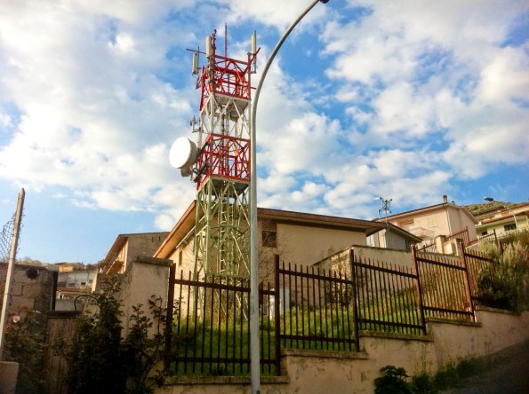 Bolotana, Via Fermi, traliccio con ripetitori telefonici