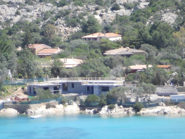 San Teodoro, Cala Girgolu, villa sul mare ampliata grazie alla legge regionale n. 4/2009