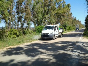 Sassari, presso il Lago Baratz, irrorazione diserbanti sulle cunette stradali