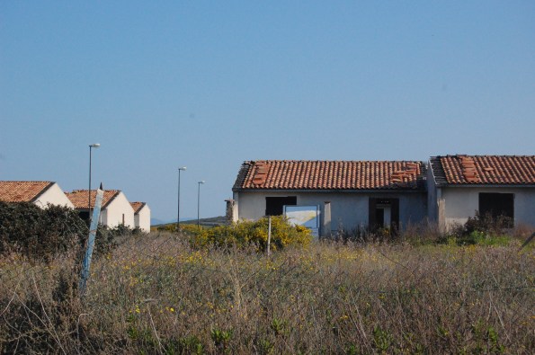 S. Anna Arresi, Porto Pino, complesso abusivo