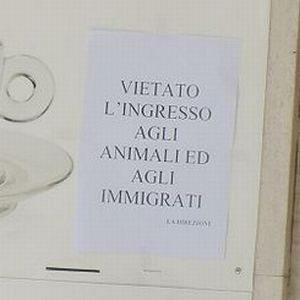 Italia, cartello all'ingresso di un bar