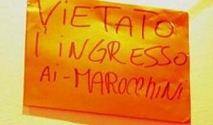Italia, cartello "vietato l'ingresso ai marocchini"