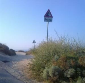 Cagliari, litorale Cala Mosca, cartelli "pericolo frane"