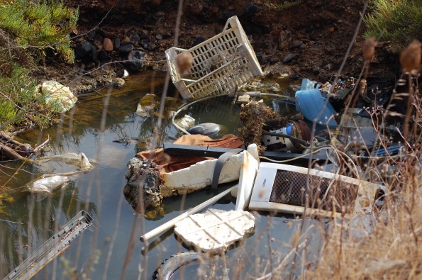 Cagliari, Stagno di Capoterra, scarico illecito di rifiuti vari