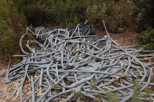 S. S. n. 195, scarico di rifiuti ai margini di una piazzola di sosta
