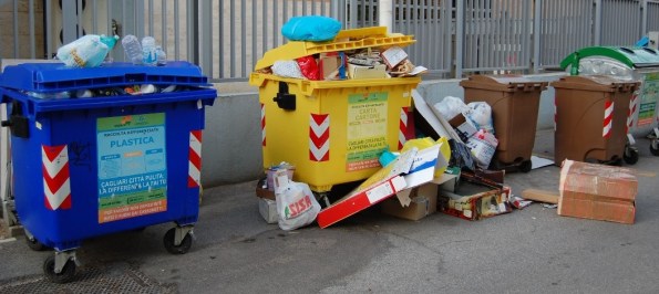 cassonetti stracolmi di rifiuti