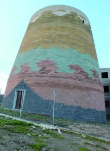 Oniferi, il "nuraghe" del "centro ambientale" incompiuto