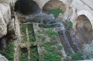 Cagliari, Colle di Bonaria, nicchia archeologica lungo la scalinata, stato del bene culturale