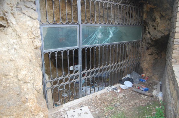 Cagliari, Colle di Bonaria, parco comunale, stato "ordinario" della necropoli. Per Monumenti Aperti è stata ripulita.