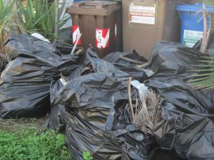 Quartu S. Elena, Poetto, cumuli dopo lo smantellamento dei chioschi abusivi