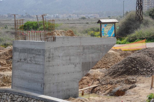 Cagliari, Molentargius, basamento in cemento del ponte per pista ciclabile