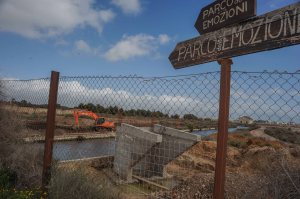 Cagliari, Molentargius, basamento in cemento per poste ciclabile