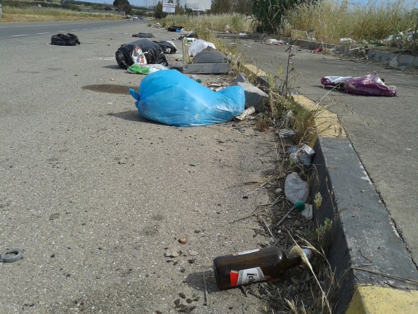 Sestu, strada provinciale n. 8, rifiuti