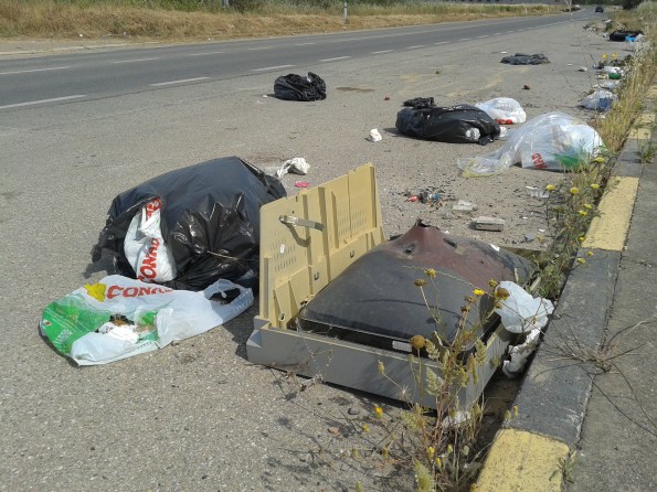 Sestu, strada provinciale n. 8, rifiuti