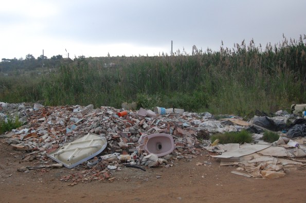 Cagliari, Santa Gilla, presenza di scarichi incontrollati  di materiali vari.