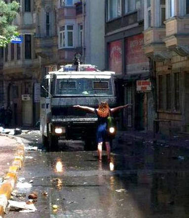 Istanbul, Gezy Park, scontri con la polizia turca (1, giugno 2013, via Twitter)