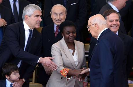 Il presidente della Repubblica Giorgio Napolitano saluta il ministro dell'Integrazione Cecile Kyenge e Pier Ferdinando Casini, durante la parata del 2 giugno, Roma 2 giugno 2013