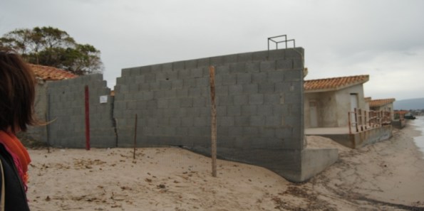 Quartu S. Elena, Poetto, recinzione in muratura sulla spiaggia