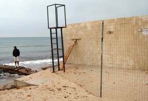 Quartu S. Elena, Poetto recinzioni in muratura sulla spiaggia e nel mare