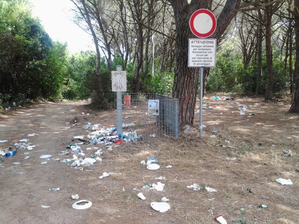 Aglientu, accesso alla spiaggia di Rio li Saldi, rifiuti sparsi