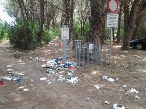 Aglientu, accesso alla spiaggia di Rio li Saldi, rifiuti sparsi