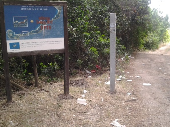 Aglientu, accesso alla spiaggia di Rio li Saldi, rifiuti sparsi
