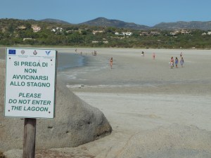 Villasimius, Porto Giunco, bagnanti sulle rive dello Stagno di Nottèri (21 agosto 2013)