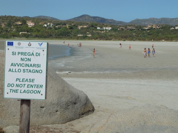 Villasimius, Porto Giunco, bagnanti sulle rive dello Stagno di Nottèri