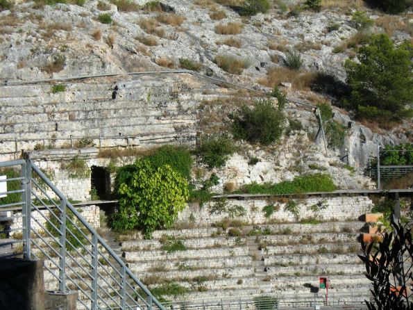Cagliari, Anfiteatro romano, piante infestanti