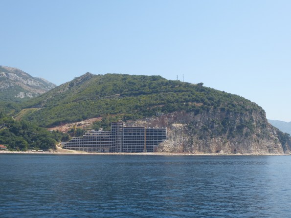 Montenegro, Budva, "ecomostro" in costruzione