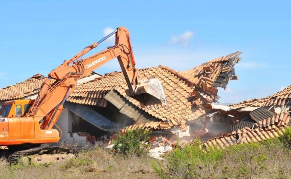 S. Anna Arresi, Porto Pino, Corrumanciu, demolizione del complesso abusivo (foto Angelo Cucca - L'Unione Sarda)