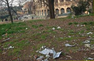 Roma, Colosseo, rifiuti