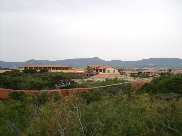 Badesi, cantiere edilizio a ridosso delle dune