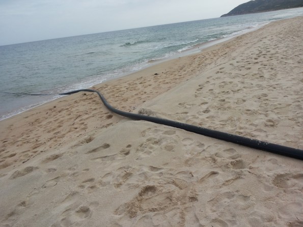 S. Margherita di Pula, spiaggia, tubo in mare