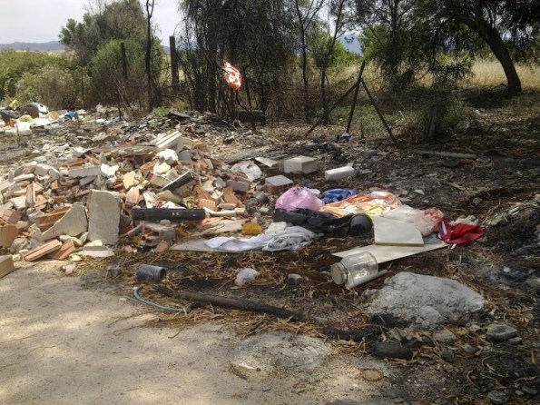 Quartucciu, discarica abusiva presso S.P. n. 94 e Lago Simbirizzi