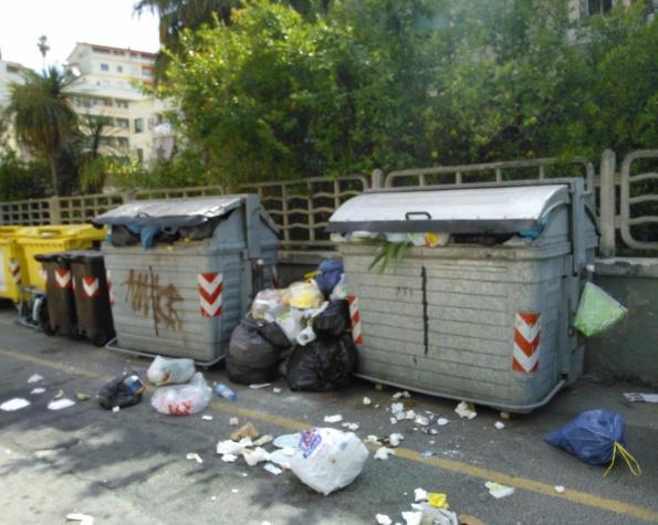 Cagliari, cassonetti dei rifiuti stracolmi