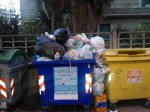 Cagliari, cassonetti dei rifiuti stracolmi