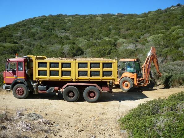 Villasimius, Capo Carbonara, mezzi meccanici al lavoro sulla strada verso Cava Usai