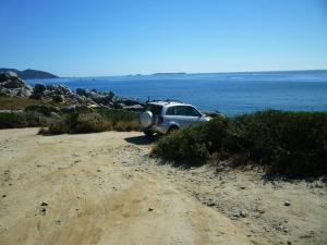 Villasimius, Cava Usai, SUV parcheggiato sul mare