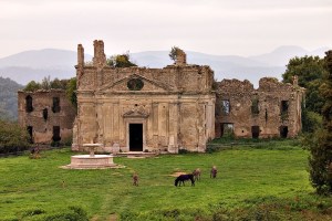 Monterano, Chiesa e il convento di S. Bonaventura con la copia della Fontana del Bernini